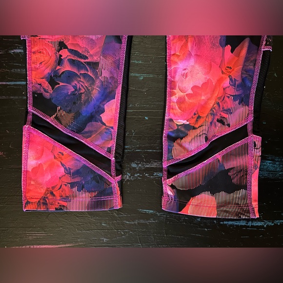3/4 length Workout Leggings - Xersion Brand - Floral Print - Size S - Picture 4 of 10